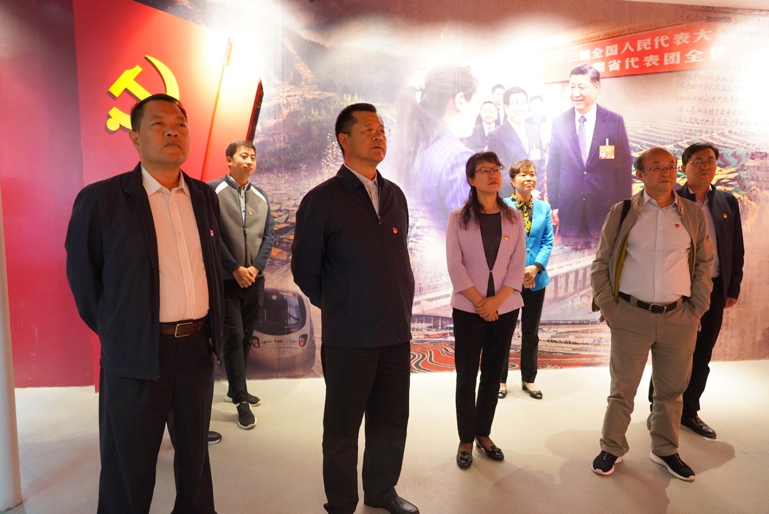 集團(tuán)公司開展“不忘初心、牢記使命”主題黨日活動(dòng) <br/> — 參觀主題教育檔案文獻(xiàn)展